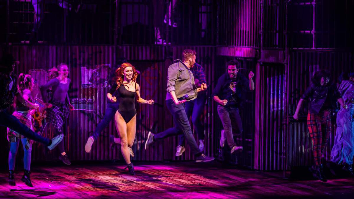 https://ticketkurier.de/wp-content/uploads/2024/01/flashdance_im_musical_theater.jpg steht auf der Bühne