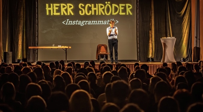 Herr Schröder steht auf der Bühne