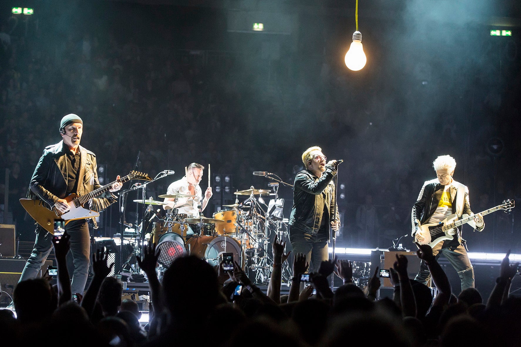 U2 steht auf der Bühne